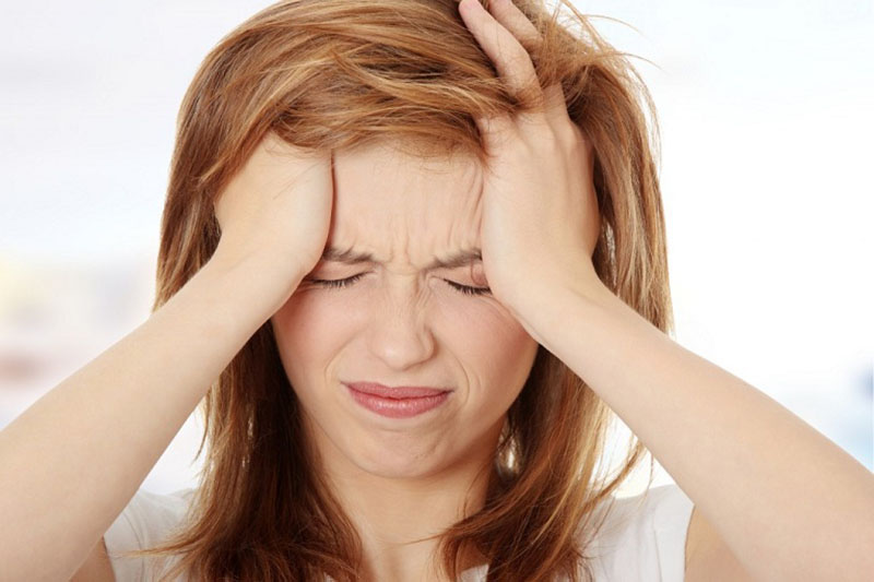 Đau nhức đầu là một triệu chứng điển hình của căn bệnh viêm xoang
