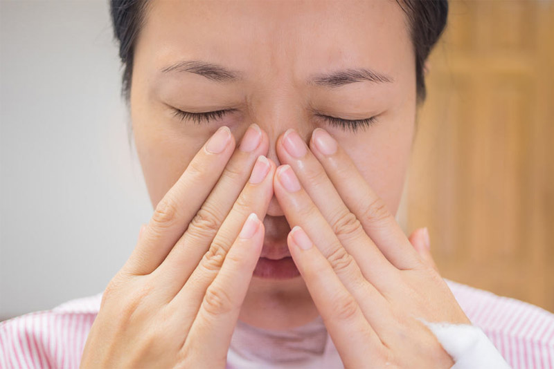 Đau nhức đầu, trán và gốc mũi là triệu chứng phổ biến ở người bệnh viêm xoang