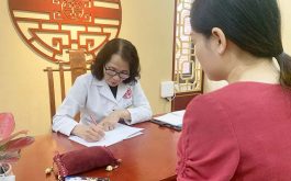 Bác sĩ Lê Phương trực tiếp khám chữa bệnh