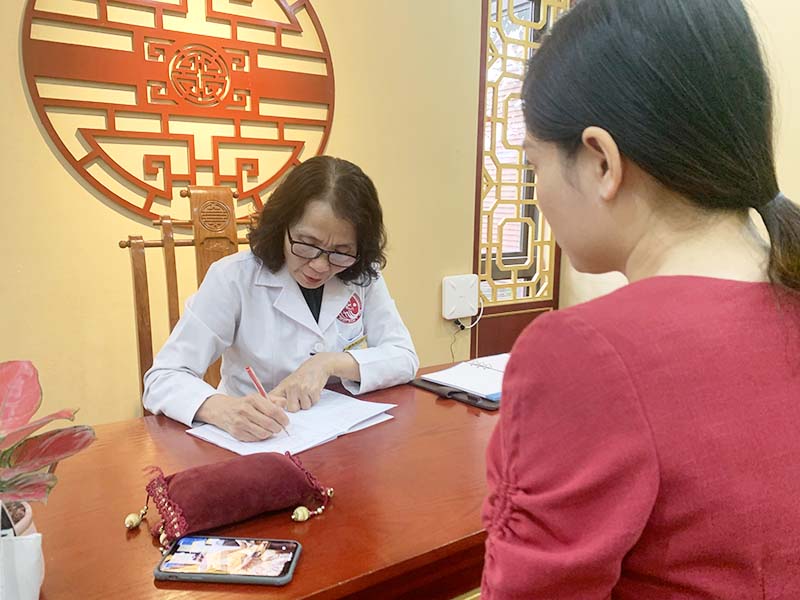 Bác sĩ Lê Phương trực tiếp khám chữa bệnh